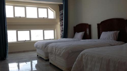 Postel nebo postele na pokoji v ubytování Serapis Hotel