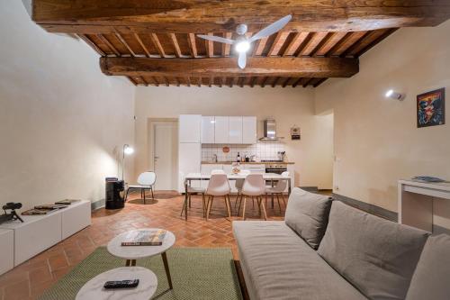 una sala de estar con un sofá y una mesa en Borgo di Libbiano - for exploring all of Tuscany, en Libbiano