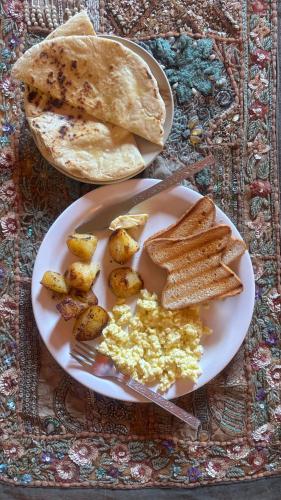 Jídlo v hostelu nebo okolí