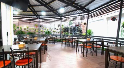 un restaurant avec des tables et des chaises dans une salle dans l'établissement Thanburi Hotel, à Udon Thani