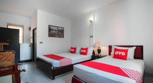 Giường trong phòng chung tại OYO 654 Samanmit Inn Hotel