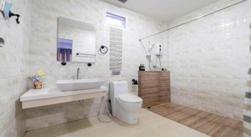 biała łazienka z umywalką i toaletą w obiekcie OYO 75338 Winza Hotel and Resort w mieście Chanthaburi