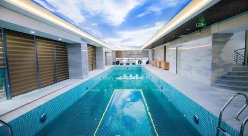 a large swimming pool in a building at Khach san Toan Thang Stone in Vinh