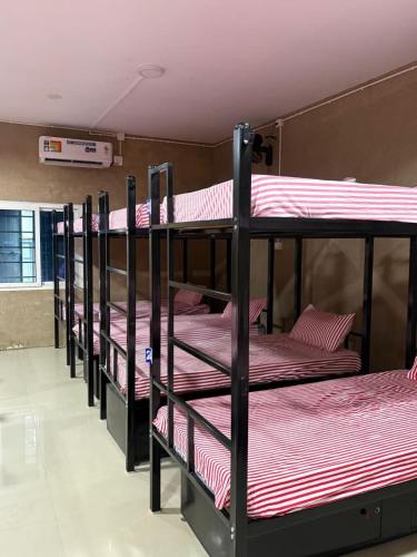 Ένα ή περισσότερα κρεβάτια σε δωμάτιο στο Star Dormitory