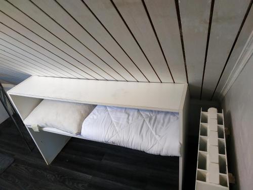 a bunk bed in a room with a ceiling at Gare pleinitude in Le Mans