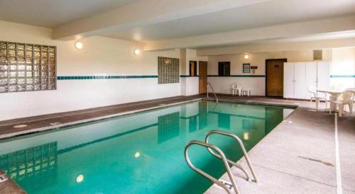 Una gran piscina con agua azul en un edificio. en Rodeway Inn, en Salem