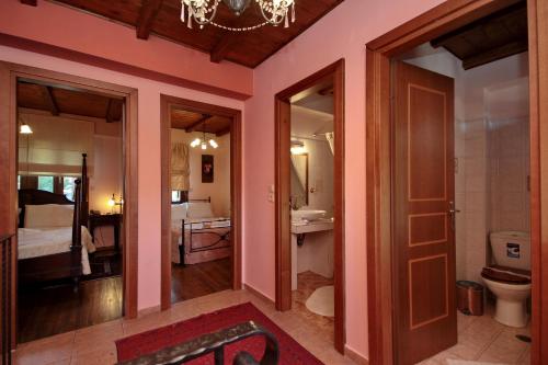 Ένα μπάνιο στο Menalia Villas & Suites ΚΤΗΜΑ ΚΟΥΜΠΟΥΡΗ