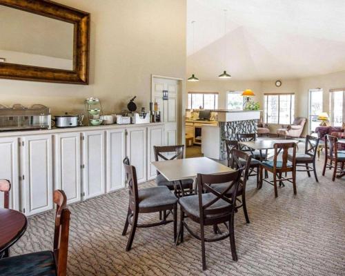 una sala da pranzo con tavoli e sedie e una cucina di Quality Inn & Suites Minden a Gardnerville