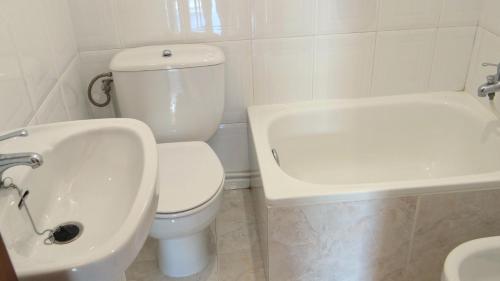 Et badeværelse på Apartamento con balcón al lado de la iglesia