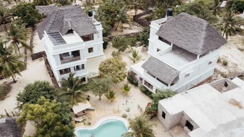 una vista aérea de una casa con piscina en Mbibo House in the Shela Dunes, en Shela