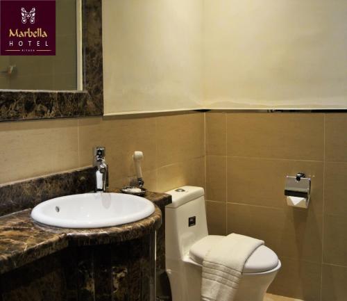 een badkamer met een wastafel en een toilet bij Marbella Residential Units in Riyad