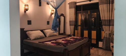 Katil atau katil-katil dalam bilik di Hikka Breeze villa apartment