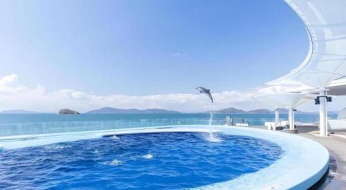 丸亀市にあるHotel Anesis Seto-Ohashiの海の上を飛ぶ鳥がいる大きなプール