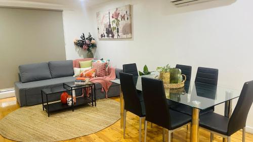 Ruang duduk di House in Sunshine close to city