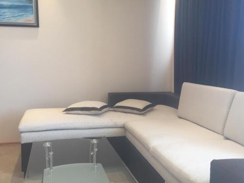 Ruang duduk di Golden Sea View Apartments