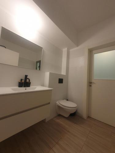 Ένα μπάνιο στο לילה בחריש