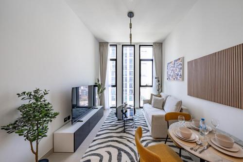 Homes Beyond l 1BR Cozy Modern Escape in JVC
