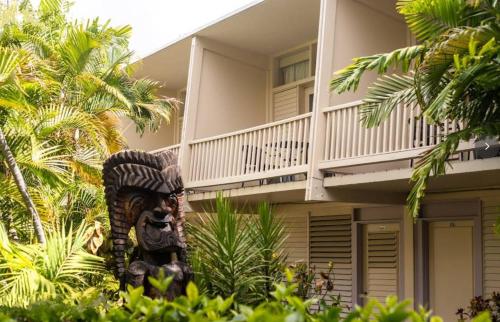 a building with a balcony and a statue in front of it at Bposhtels Waikiki Retreat in Honolulu