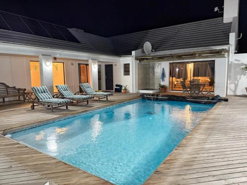 Gallery image of Serene Villa, Britannia Bay overlooking the beach in Stompneusbaai