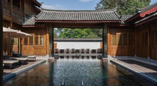 麗江市にあるAmandayanの水のプールが目の前にある建物