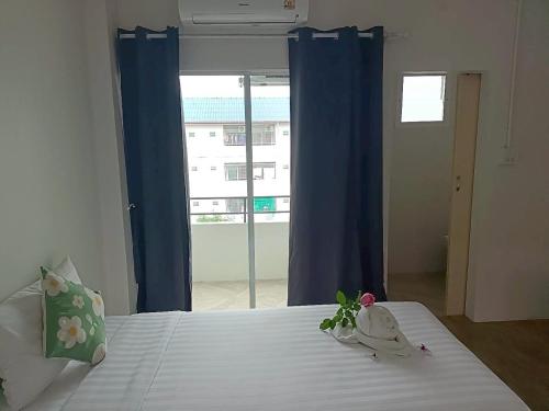 Un pat sau paturi într-o cameră la Comfy Hotels Suvarnabhumi Airport