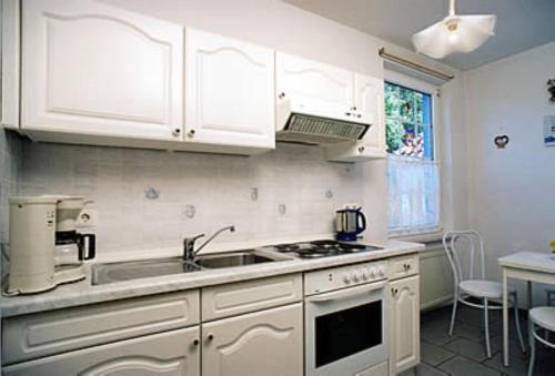 Una cocina o zona de cocina en Haus Nordseegruß 3