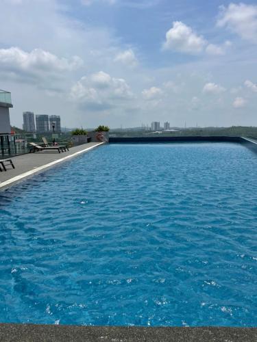 un grand bassin d'eau bleue avec des bâtiments en arrière-plan dans l'établissement D'Pristine 4 bedder apartment opposite Legoland and Medini mall, à Iskandar Puteri