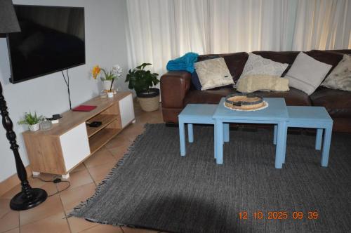 un salon avec un canapé et une table basse dans l'établissement Guest house Winklespruit, à Kingsborough