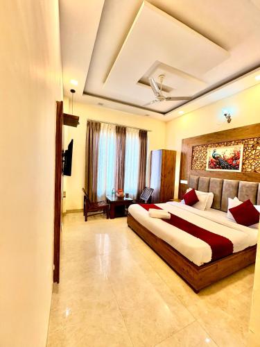 ZirakpurにあるHotel WoodLark Zirakpur Chandigarh # Managed by Sidham Groupの部屋の中に大きなベッドがある寝室