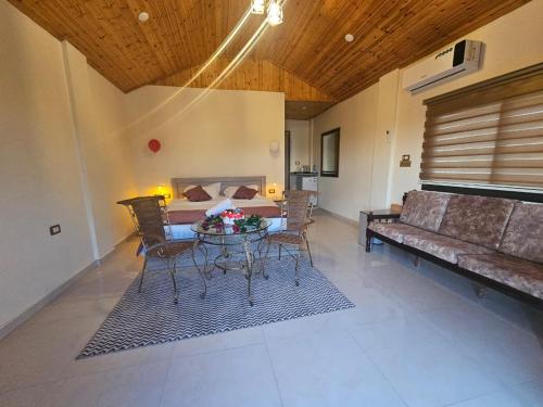 Χώρος καθιστικού στο Ramses Tafilah Lodge نزل رمسيس الطفيلة