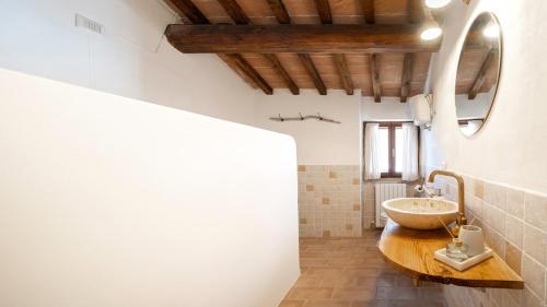 VillanovaにあるCozy nest near Perugiaの洗面台と鏡のあるバスルーム
