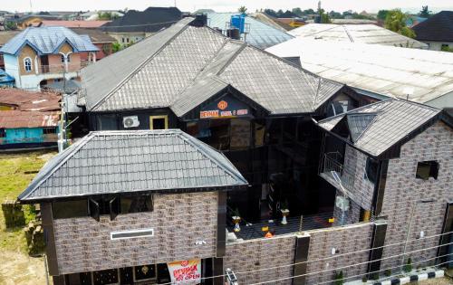 uitzicht op een gebouw met een dak bij DEVHAK Hotel and Suites in Warri