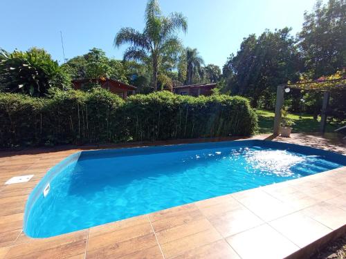 Puerto LibertadにあるEl Amanecer Don Zenon Lago Urugua-iの庭の青い大型スイミングプール