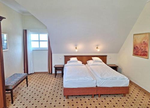 une chambre d'hôtel avec deux lits et une fenêtre dans l'établissement Balmer See 28 Fereinwohnung für Golfer, à Balm