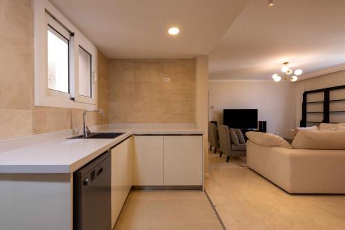 Kuchyň nebo kuchyňský kout v ubytování 1BDRM at Pyramids Hills