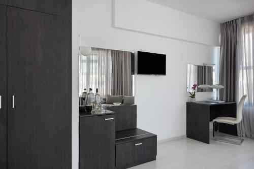 アテネにあるBoss Boutique Athens by Prima Hotelsのキッチン(カウンター、テーブル付)が備わる客室です。