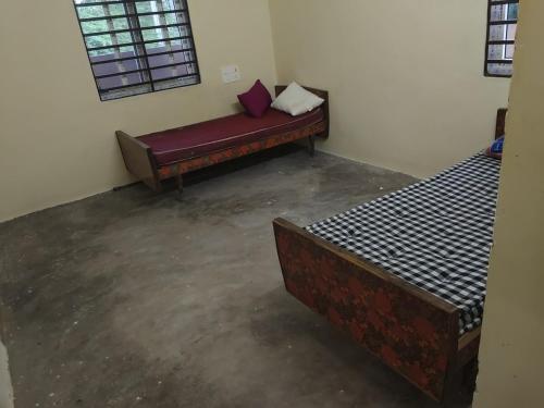 Una habitación con dos camas y un sofá. en mithra house, en Khammam