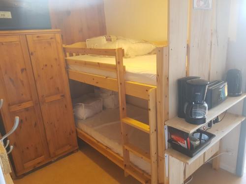 Zimmer mit 2 Etagenbetten in einem Zimmer in der Unterkunft Appt 4 prs Tour de La Biche depart skis aux pieds in Besse-et-Saint-Anastaise