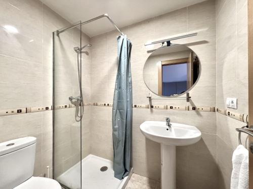 a bathroom with a shower and a sink and a mirror at BaruHaus Duplex Valencia de don Juan 2 in Valencia de Don Juan