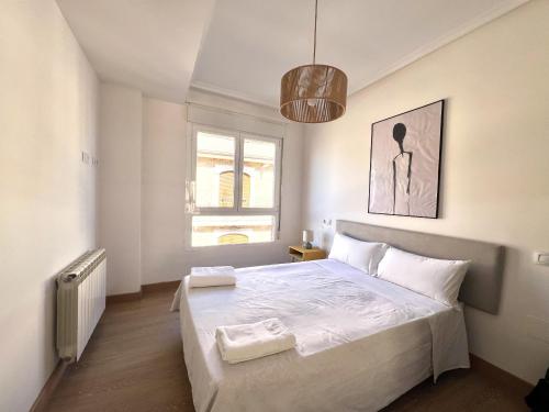 a bedroom with a bed with two towels on it at BaruHaus Duplex Valencia de don Juan 2 in Valencia de Don Juan