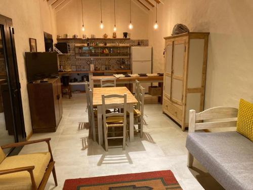 eine Küche und ein Esszimmer mit Tisch und Stühlen in der Unterkunft La Caballeriza in La Porteña