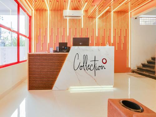 una zona de recepción de una oficina con recepción en Super Collection O White Ridge Kamineni, en Hyderabad