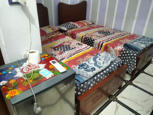 a couple of beds sitting next to each other at Safy Guest House in Jazīrat Aswān