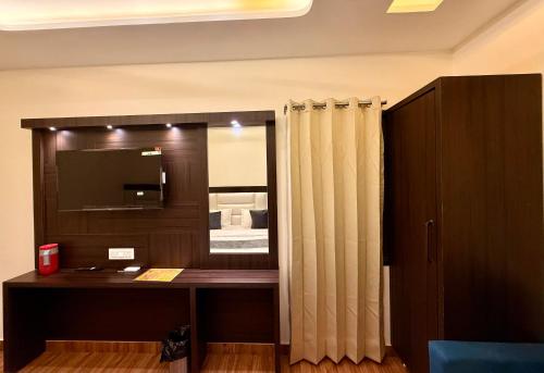a room with a mirror and a desk with at Hotel KABIR ROYAL-5 MIN WALK TO GOLDEN TEMPLE in Amritsar
