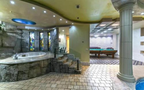 Habitación grande con bañera y mesa de billar. en Amor Fati, en Ereván
