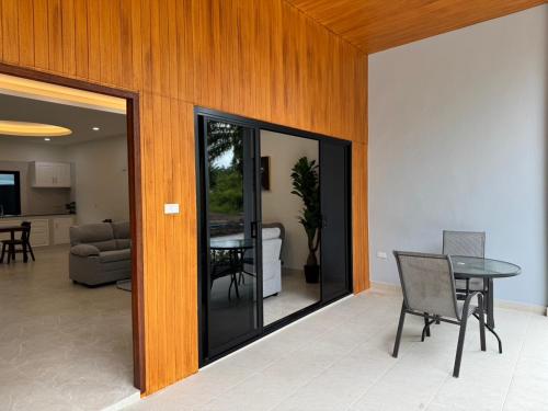 Ban Nong ChaengにあるPalm Garden Villa Aonangのテーブルとダイニングルームのあるリビングルーム