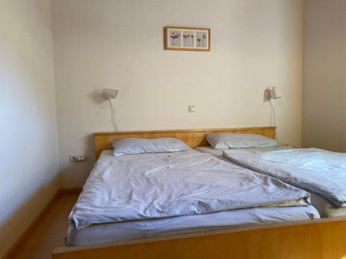 two twin beds in a room with at Ferienwohnung Ebser in Todtnau