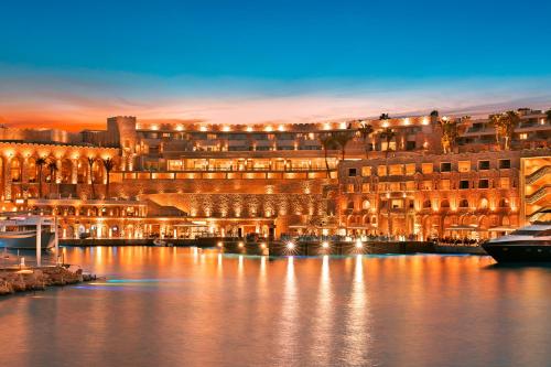 una vista di un edificio con luci sull'acqua di Pickalbatros Citadel Resort Sahl Hasheesh a Hurghada