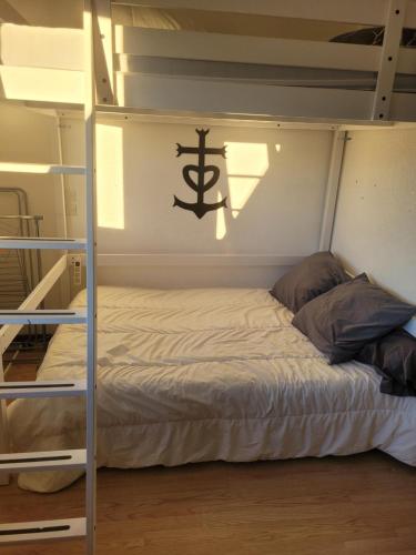 Litera con un cartel en la pared en Appartement avec vue sur les montagnes, en Font-Romeu-Odeillo-Via