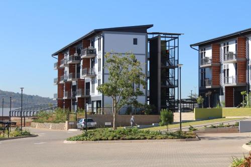un gran edificio de apartamentos en un aparcamiento en Grey Heaven Retreat, en Boschrand